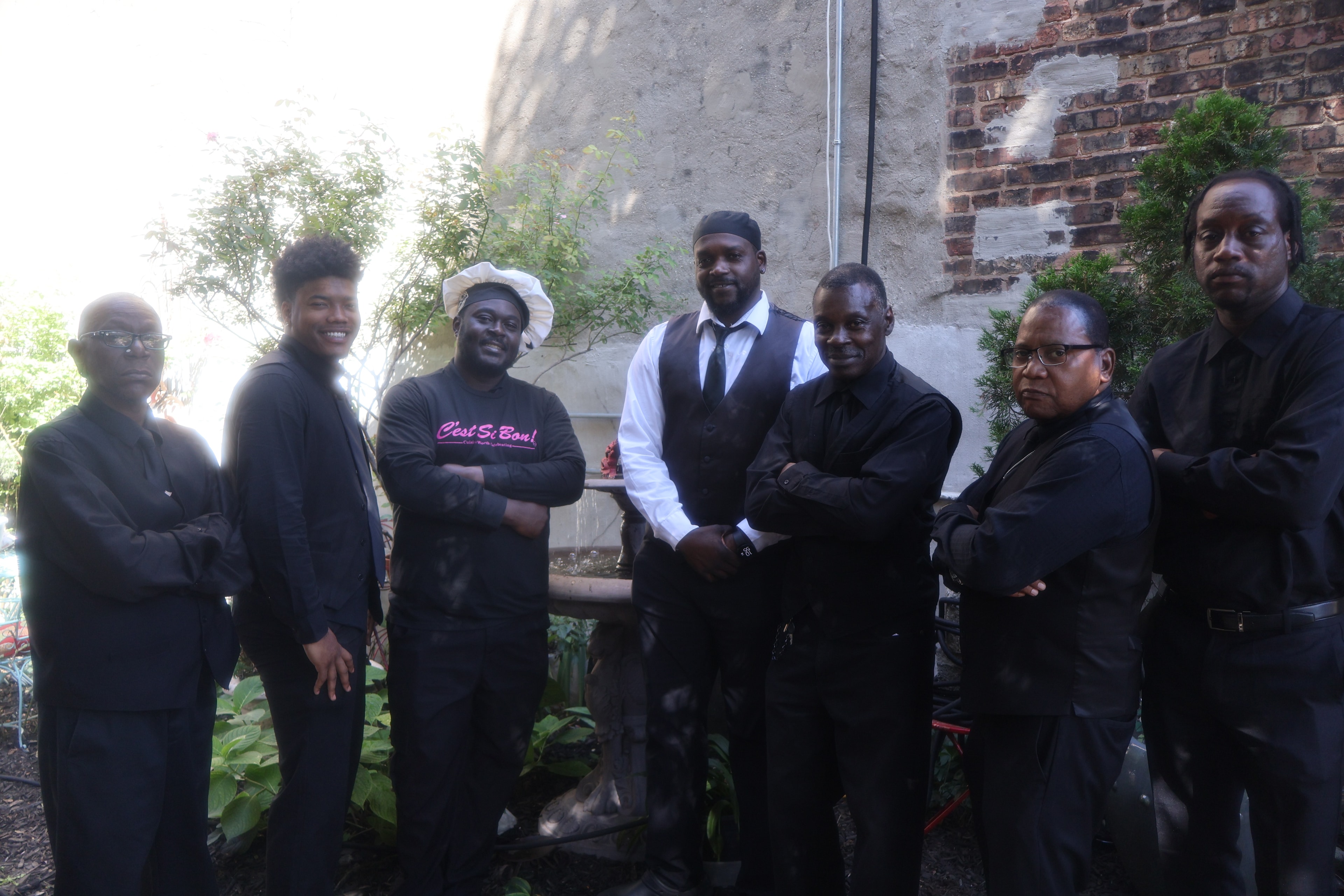 C'est Si Bon team of seven in black uniforms
